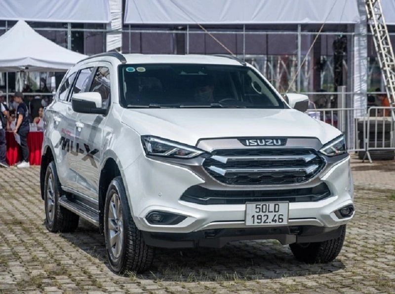 Isuzu mu-X 2022 giảm giá mạnh tay tại đại lý, quyết đối đầu Fortuner và Everest - Ảnh 1 Isuzu mu-X 2022 giảm giá mạnh tay tại đại lý, quyết đối đầu Fortuner và Everest - Ảnh 1