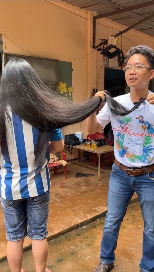 Người đàn ông Bình Phước nuôi mái tóc dài 1,35m mượt hơn cả con gái  - Ảnh 2