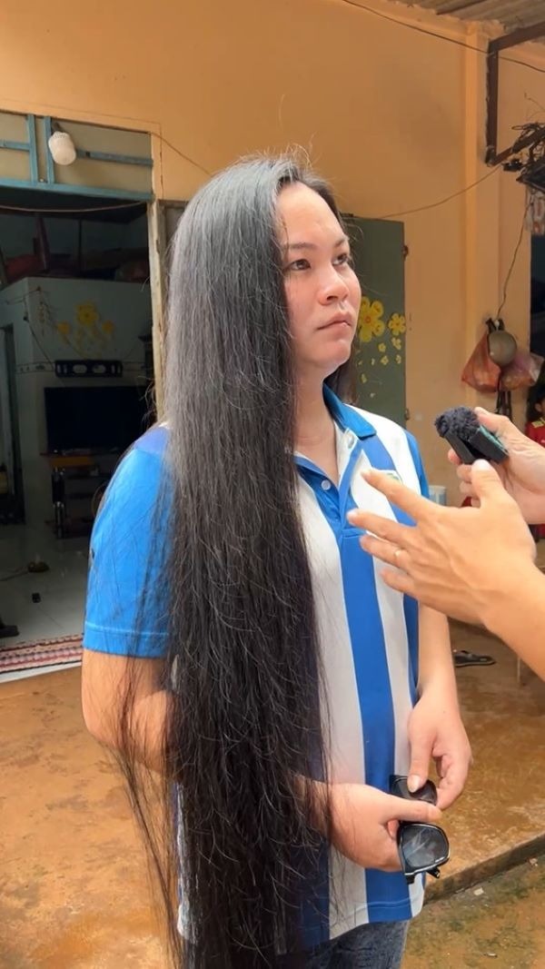 Người đàn ông Bình Phước nuôi mái tóc dài 1,35m mượt hơn cả con gái  - Ảnh 1