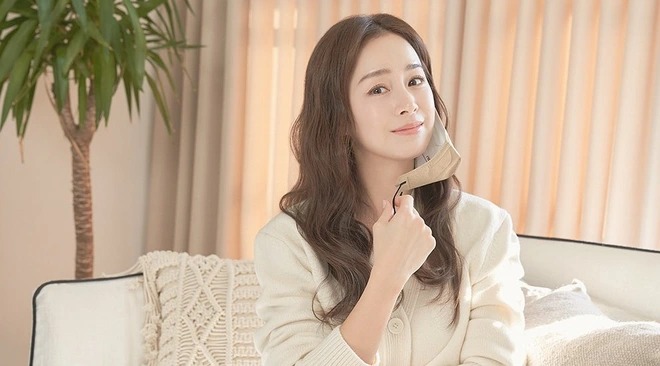 Nhan sắc U50 của Kim Tae Hee xứng danh 'tường thành nhan sắc' - Ảnh 1 Nhan sắc U50 của Kim Tae Hee xứng danh 'tường thành nhan sắc' - Ảnh 1