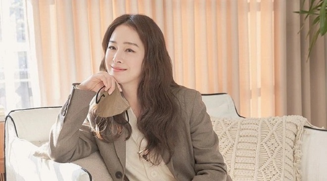 Nhan sắc rạng rỡ tuổi U50 khiến ai nấy xuýt xoa của Kim Tae Hee Nhan sắc rạng rỡ tuổi U50 khiến ai nấy xuýt xoa của Kim Tae Hee
