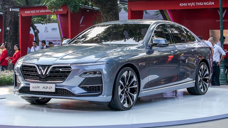 Top 6 là VinFast Lux A2.0 với 1.085 xe. Do Vinfast không còn sản xuất xe xăng sau năm 2022 nên đây là cơ hội để mẫu xe do người Việt sản xuất được nhiều người săn đón. Trong tháng 8, VinFast đã chính thức phải tạm ngừng nhận đặt cọc đối với mẫu xe và chỉ sản xuất nốt các đơn hàng đã chốt.