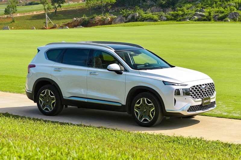 Top 7 là mẫu Hyundai Santa Fe với 1.014 xe, đây là lần thứ 3 xe góp mặt trong top 10 ô tô bán chạy nhất tháng trong năm nay. Xe được phân phối với 6 phiên bản, giá bán dao động từ 1,03 tỷ đến 1,34 tỷ đồng.