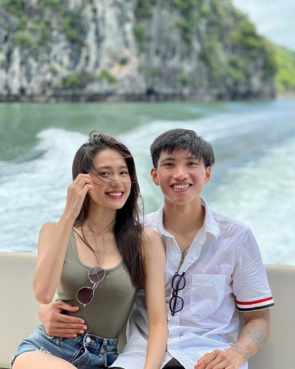 Không còn giấu giếm, Đoàn Văn Hậu chính thức công khai bạn gái hot girl - Ảnh 1 Không còn giấu giếm, Đoàn Văn Hậu chính thức công khai bạn gái hot girl - Ảnh 1