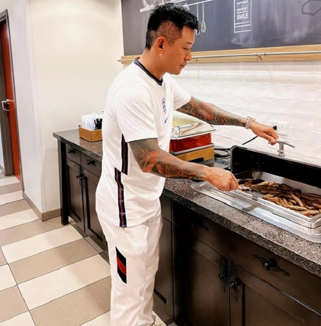 Thời gian ít hoạt động nghệ thuật, anh phụ giúp chăm sóc gia đình Thời gian ít hoạt động nghệ thuật, anh phụ giúp chăm sóc gia đình