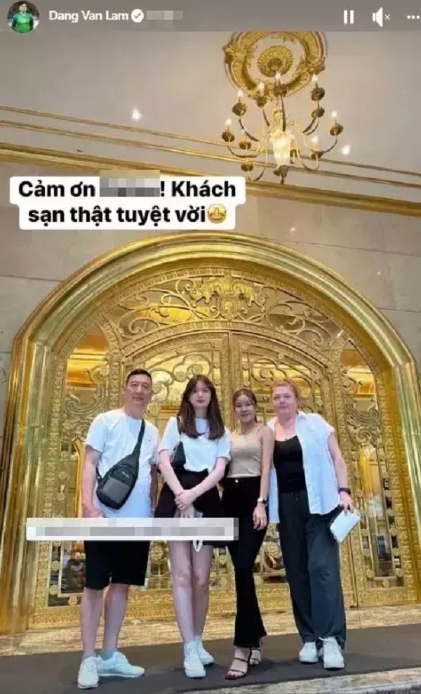 Đặng Văn Lâm khoe ảnh bạn gái chụp cùng gia đình Đặng Văn Lâm khoe ảnh bạn gái chụp cùng gia đình