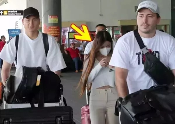 Yến Xuân bị chụp lén đi hội quân cùng bạn trai Yến Xuân bị chụp lén đi hội quân cùng bạn trai