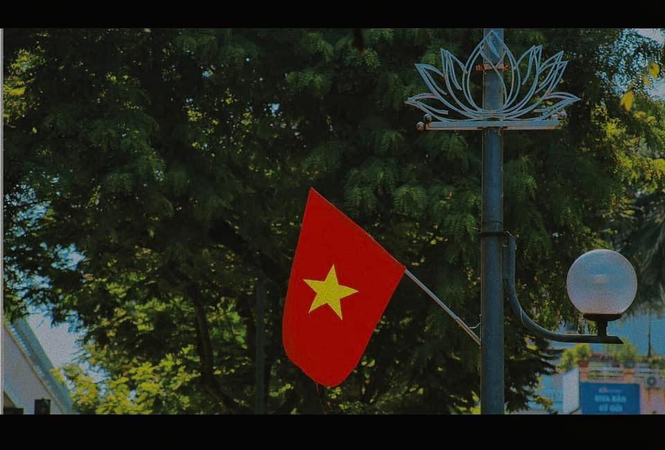 Chùm ảnh Hà Nội rực cờ đỏ sao vàng trước ngày Quốc khánh 2/9 - Ảnh 3 Chùm ảnh Hà Nội rực cờ đỏ sao vàng trước ngày Quốc khánh 2/9 - Ảnh 3