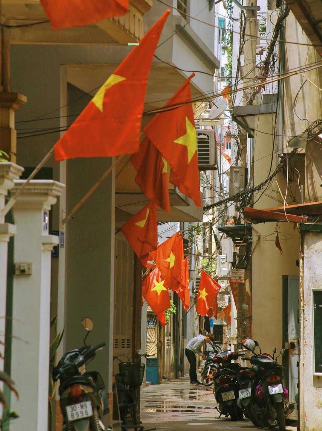 Chùm ảnh Hà Nội rực cờ đỏ sao vàng trước ngày Quốc khánh 2/9 - Ảnh 2 Chùm ảnh Hà Nội rực cờ đỏ sao vàng trước ngày Quốc khánh 2/9 - Ảnh 2