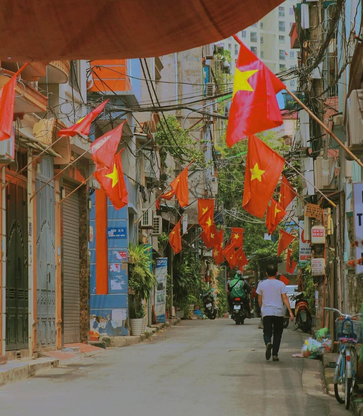 Chùm ảnh Hà Nội rực cờ đỏ sao vàng trước ngày Quốc khánh 2/9 - Ảnh 1 Chùm ảnh Hà Nội rực cờ đỏ sao vàng trước ngày Quốc khánh 2/9 - Ảnh 1