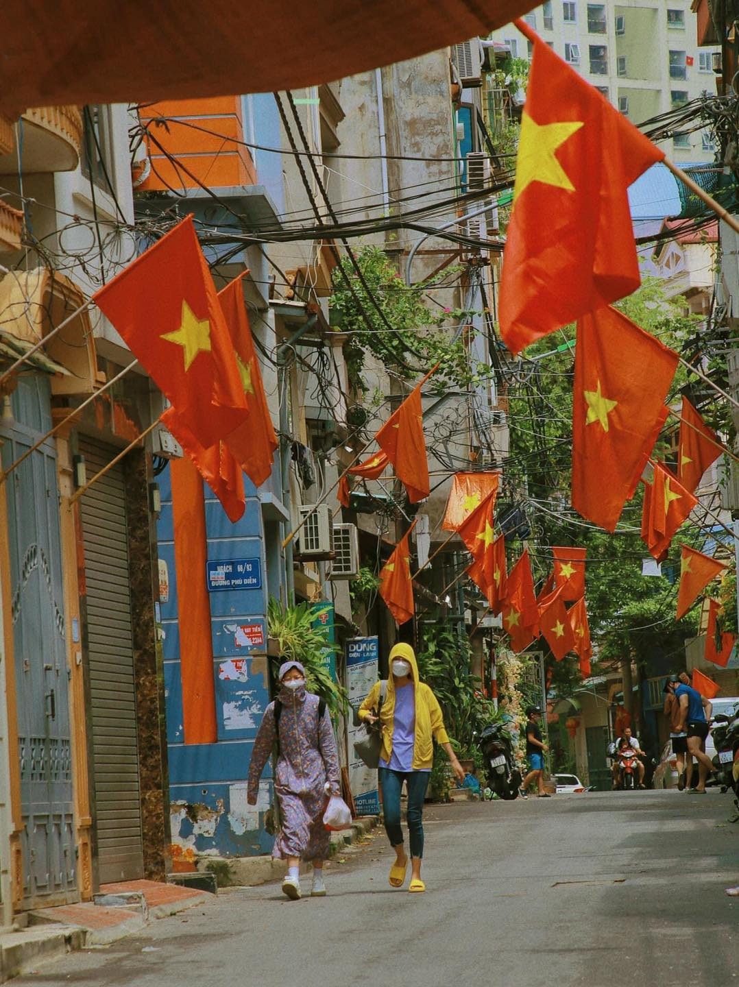 Chùm ảnh Hà Nội rực cờ đỏ sao vàng trước ngày Quốc khánh 2/9 - Ảnh 10 Chùm ảnh Hà Nội rực cờ đỏ sao vàng trước ngày Quốc khánh 2/9 - Ảnh 10