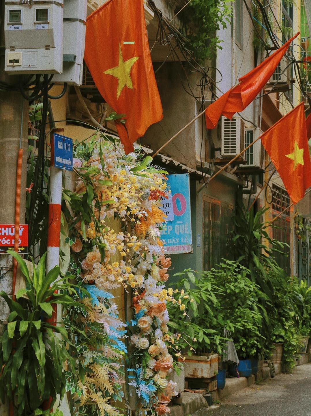 Chùm ảnh Hà Nội rực cờ đỏ sao vàng trước ngày Quốc khánh 2/9 - Ảnh 9 Chùm ảnh Hà Nội rực cờ đỏ sao vàng trước ngày Quốc khánh 2/9 - Ảnh 9