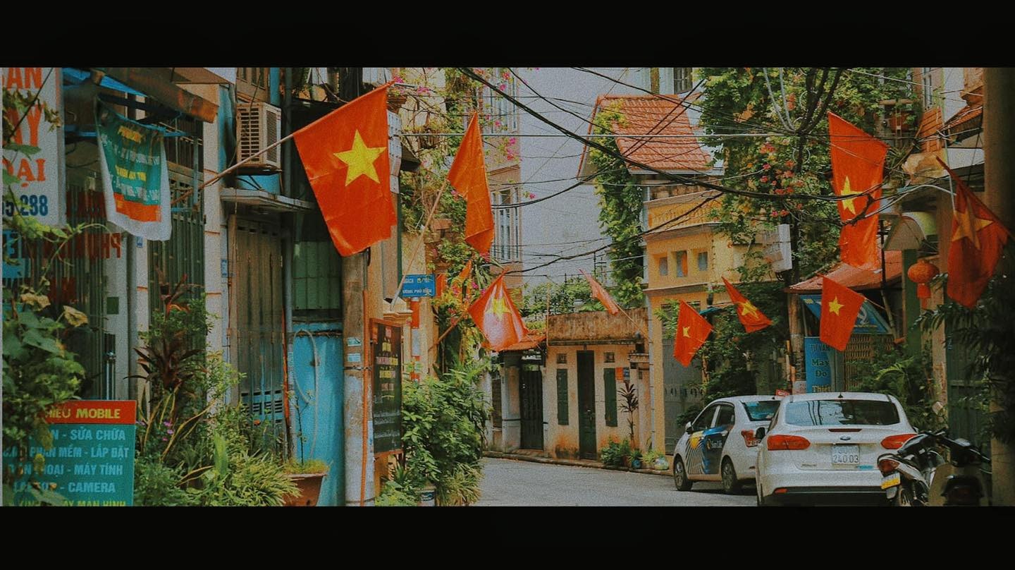 Chùm ảnh Hà Nội rực cờ đỏ sao vàng trước ngày Quốc khánh 2/9 - Ảnh 8 Chùm ảnh Hà Nội rực cờ đỏ sao vàng trước ngày Quốc khánh 2/9 - Ảnh 8