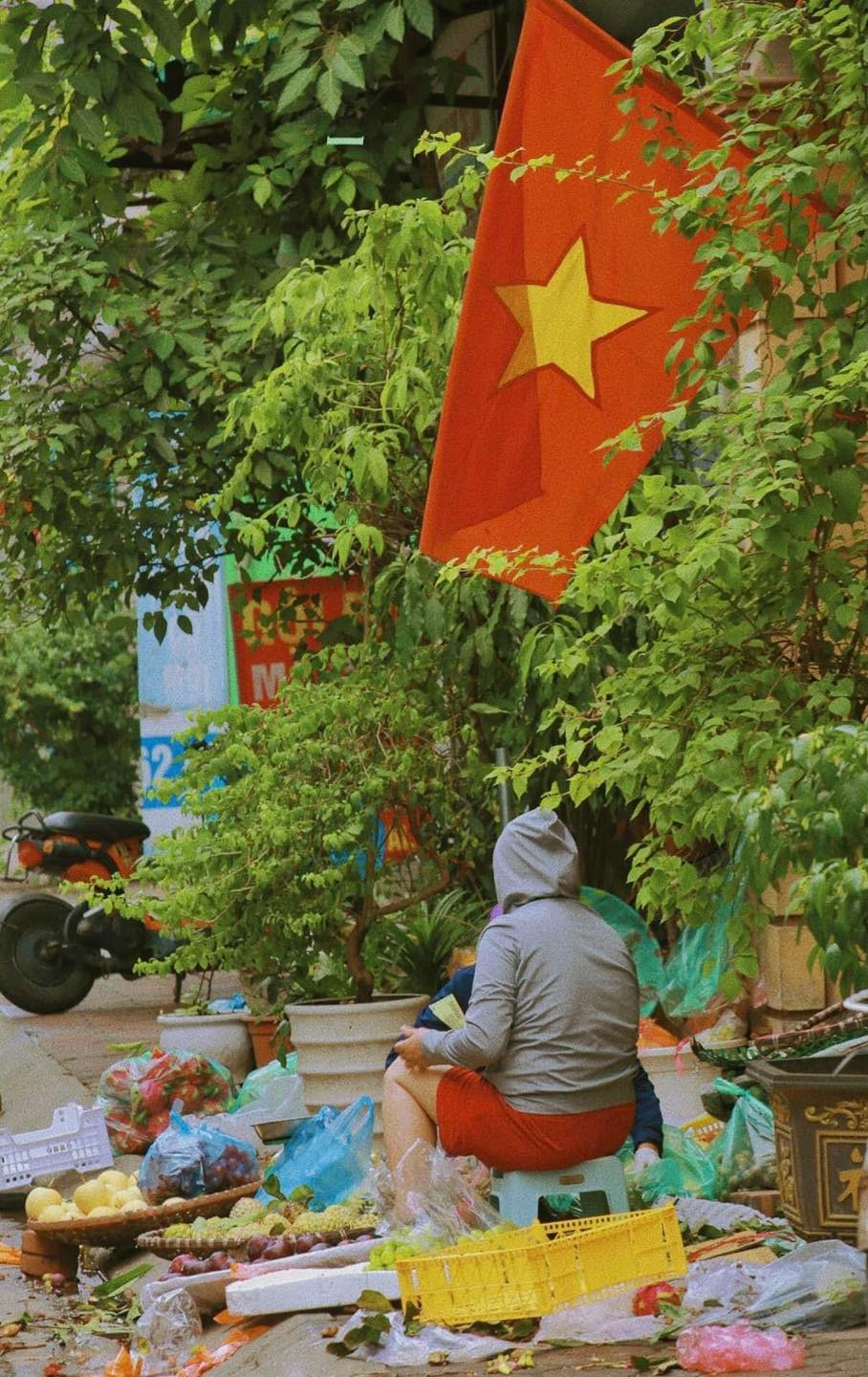 Chùm ảnh Hà Nội rực cờ đỏ sao vàng trước ngày Quốc khánh 2/9 - Ảnh 6 Chùm ảnh Hà Nội rực cờ đỏ sao vàng trước ngày Quốc khánh 2/9 - Ảnh 6