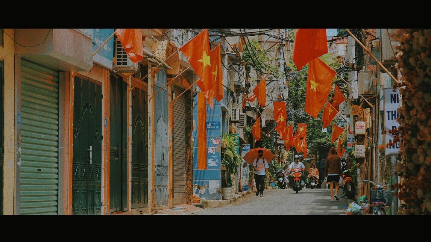 Chùm ảnh Hà Nội rực cờ đỏ sao vàng trước ngày Quốc khánh 2/9 - Ảnh 5 Chùm ảnh Hà Nội rực cờ đỏ sao vàng trước ngày Quốc khánh 2/9 - Ảnh 5