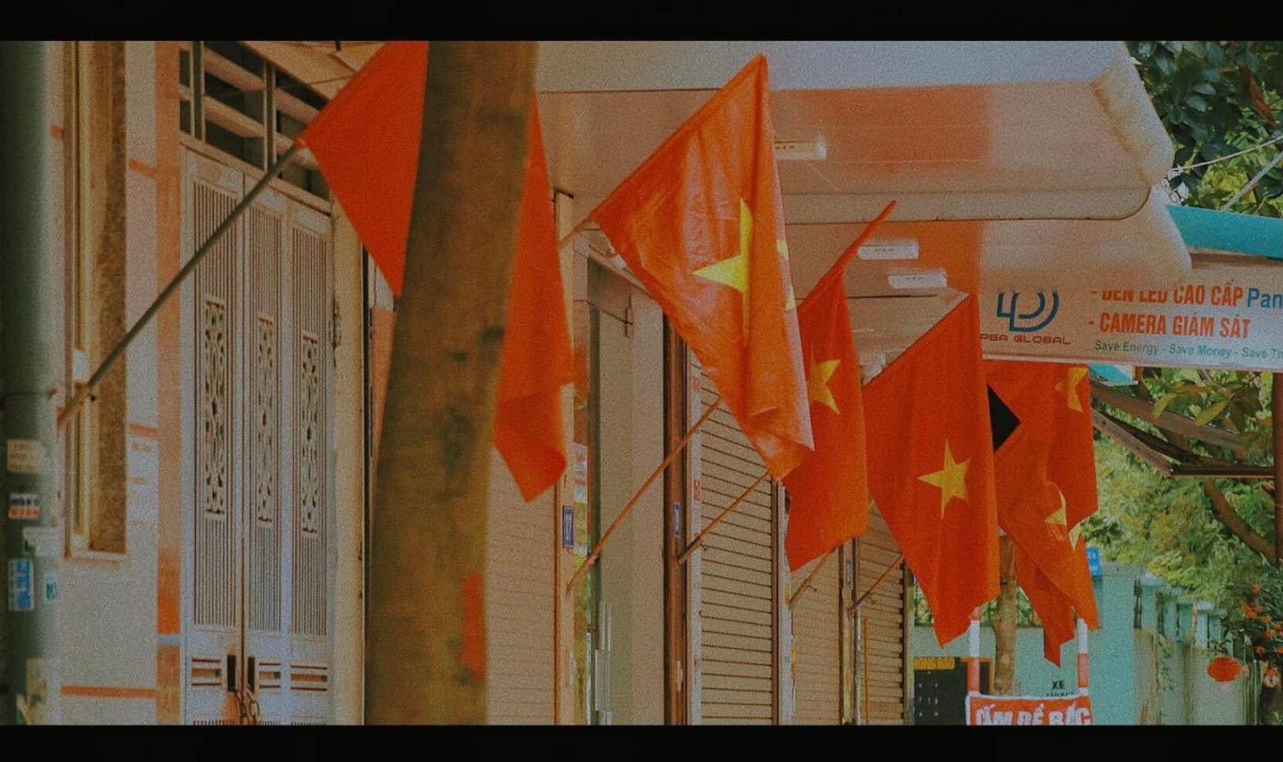 Chùm ảnh Hà Nội rực cờ đỏ sao vàng trước ngày Quốc khánh 2/9 - Ảnh 4 Chùm ảnh Hà Nội rực cờ đỏ sao vàng trước ngày Quốc khánh 2/9 - Ảnh 4