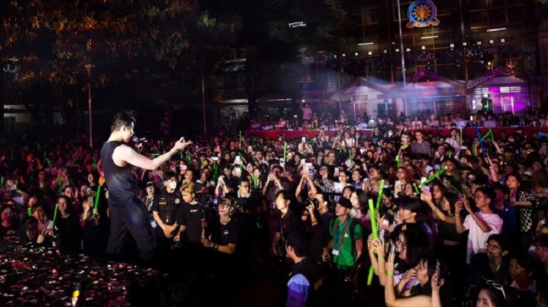 Noo Phước Thịnh bất ngờ bị nhóm người công khai 'cướp micro' khi đang hát, chuyện gì đây? - Ảnh 3 Noo Phước Thịnh bất ngờ bị nhóm người công khai 'cướp micro' khi đang hát, chuyện gì đây? - Ảnh 3