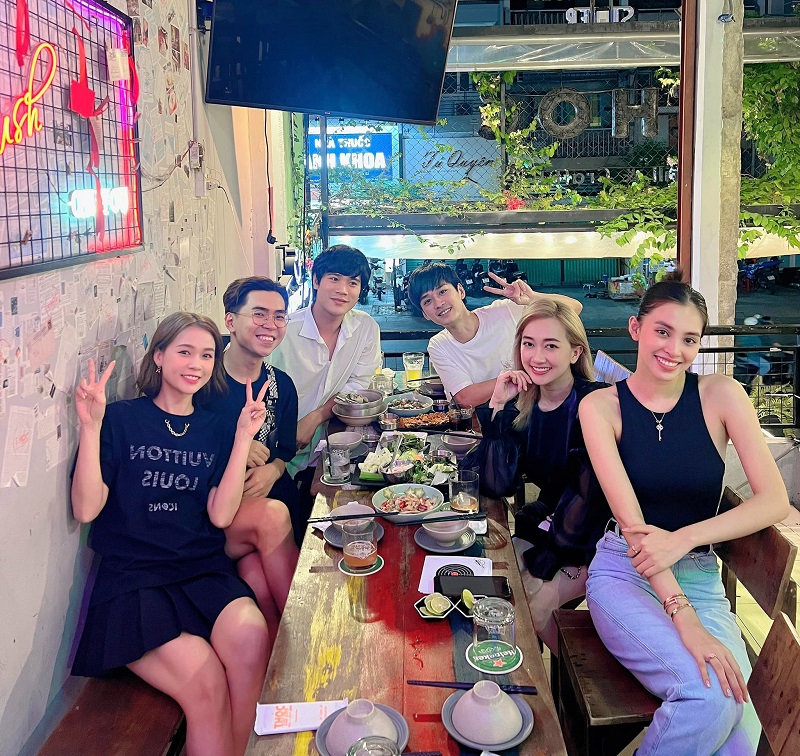 Hoa hậu Tiểu Vy họp team cùng dàn sao phim Đảo Độc Đắc