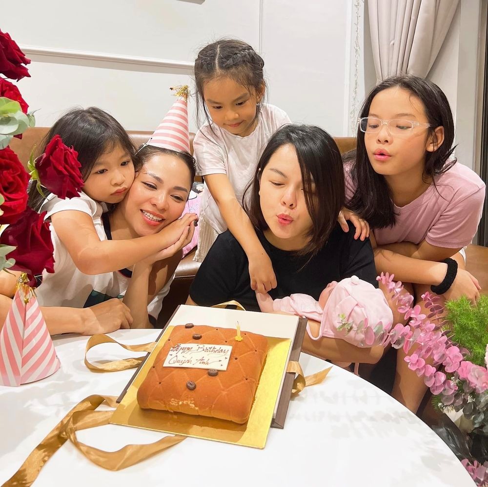 Phạm Quỳnh Anh lần đầu hé lộ dung mạo của ái nữ thứ ba - Ảnh 6 Phạm Quỳnh Anh lần đầu hé lộ dung mạo của ái nữ thứ ba - Ảnh 6