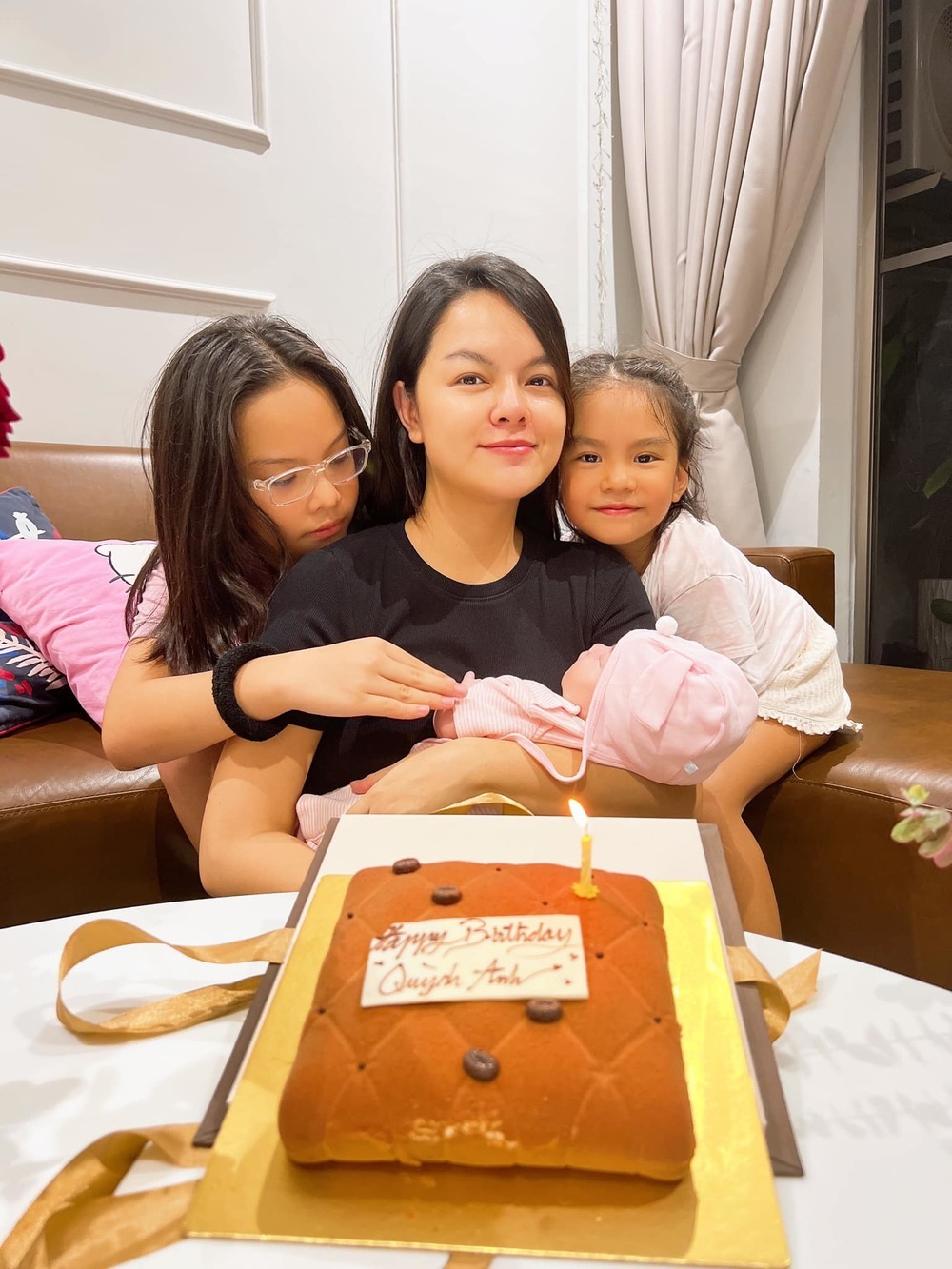 Nữ ca sĩ chào đón tuổi mới bên 3 cô con gái Nữ ca sĩ chào đón tuổi mới bên 3 cô con gái