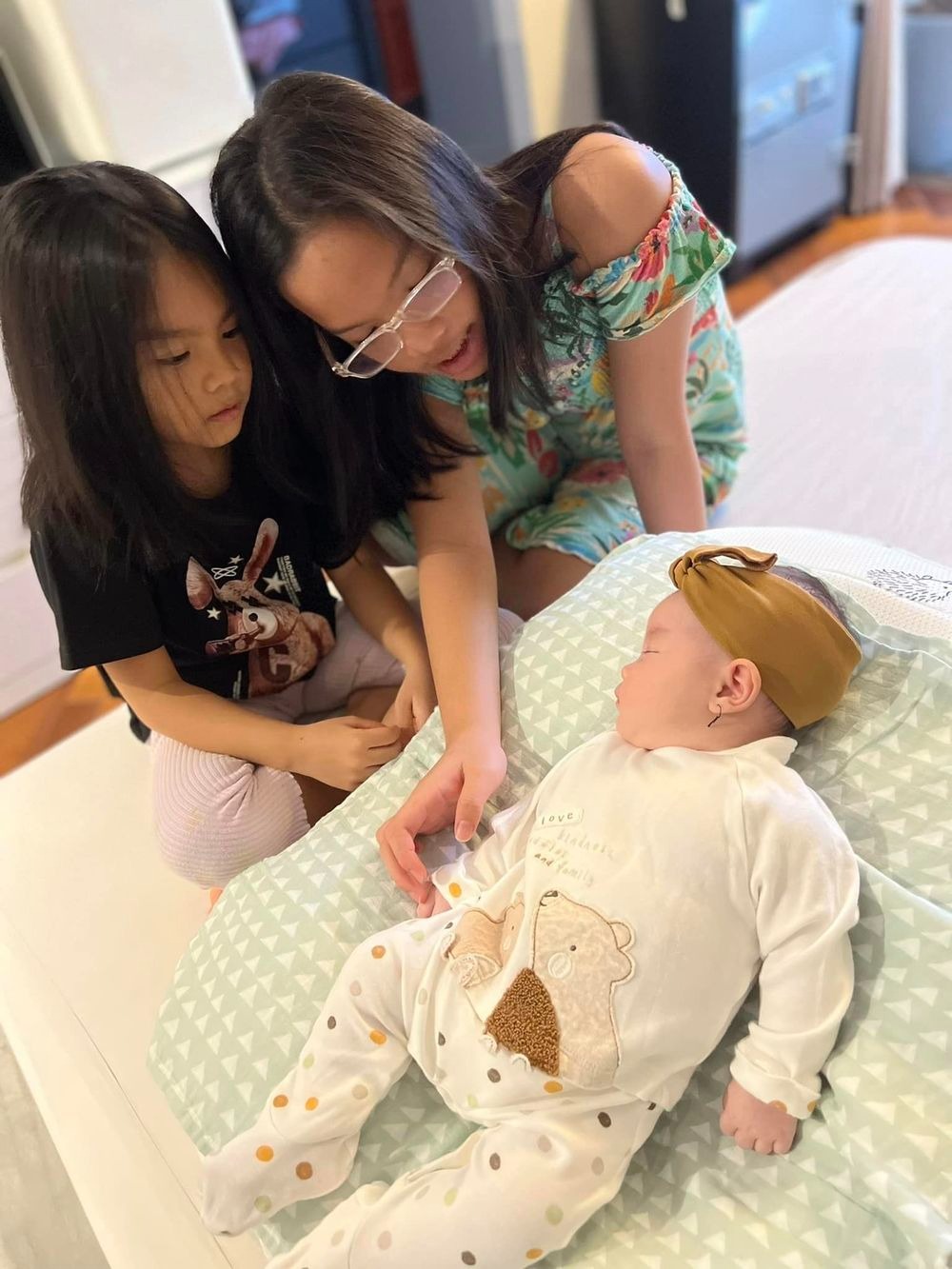 Hai chị gái rất yêu thương em út Hai chị gái rất yêu thương em út