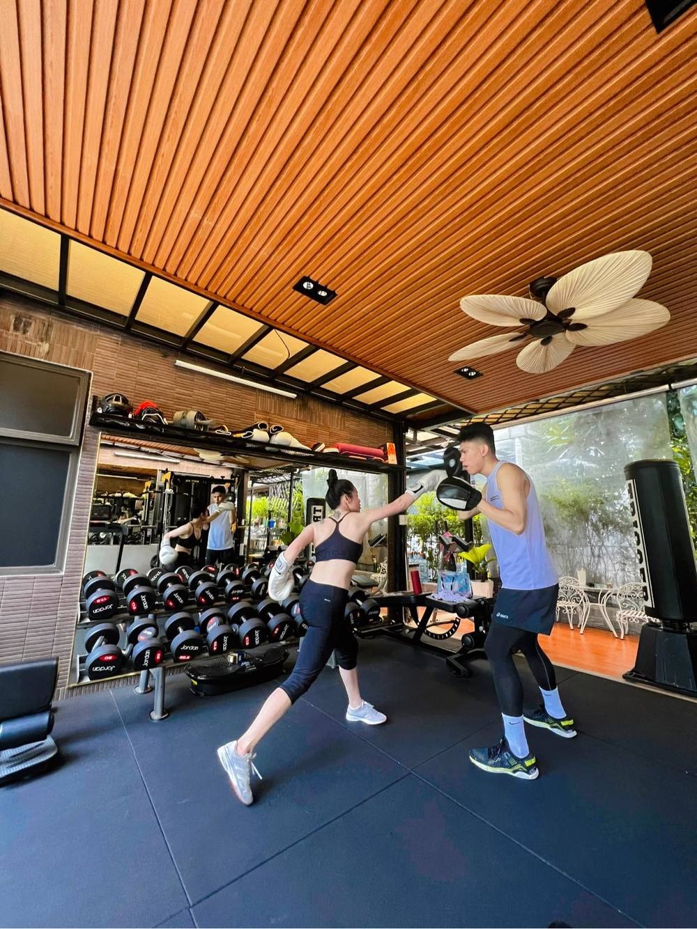 Nhật Kim Anh khoe body săn chắc nhờ chăm chỉ tập luyện, bất ngờ nhất là vòng eo U40 - Ảnh 4