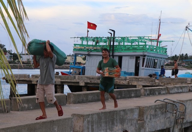 Nhiều tỉnh thành cho học sinh nghỉ học phòng tránh bão số 4, sơ tán hàng chục nghìn người