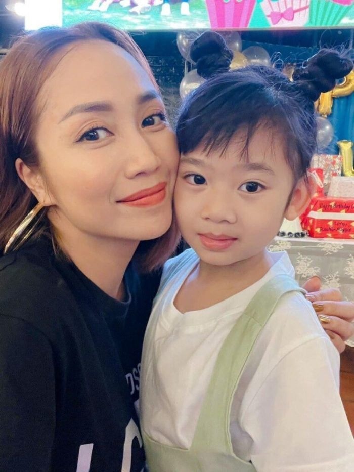 Không còn mẹ bên cạnh, bé Lavie được bảo mẫu và những người bạn thân thiết của mẹ chăm sóc, như Ốc Thanh Vân (Ảnh FBNV) Không còn mẹ bên cạnh, bé Lavie được bảo mẫu và những người bạn thân thiết của mẹ chăm sóc, như Ốc Thanh Vân (Ảnh FBNV)