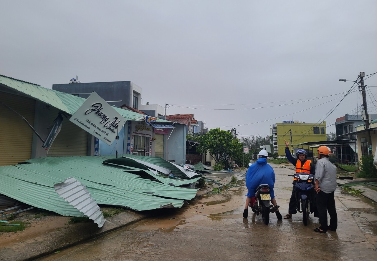 Bão số 4: Quảng Bình tìm thấy thuyền viên rơi xuống biển, Đà Nẵng chưa ghi nhận thiệt hại về người - Ảnh 1