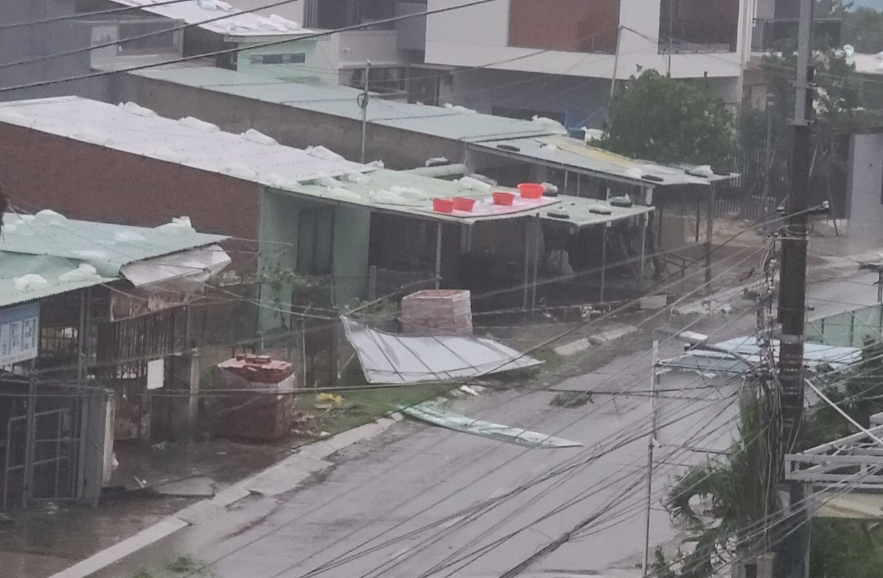 Nhà ở Quảng Nam tốc mái, bay khắp nơi (Ảnh: CAND)