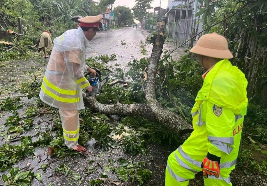 Bão số 4: Quảng Bình tìm thấy thuyền viên rơi xuống biển, Đà Nẵng chưa ghi nhận thiệt hại về người - Ảnh 2
