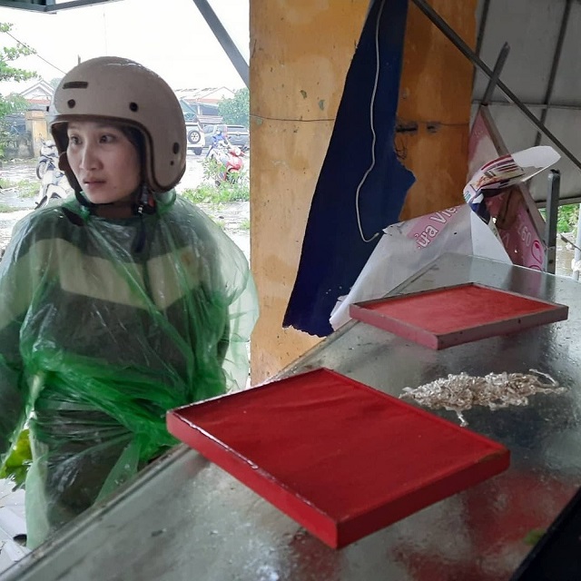 Xót xa cảnh tiệm vàng bị lốc cuốn sạch trước bão, bà con hết lòng giúp thu gom (Ảnh Facebook) Xót xa cảnh tiệm vàng bị lốc cuốn sạch trước bão, bà con hết lòng giúp thu gom (Ảnh Facebook)