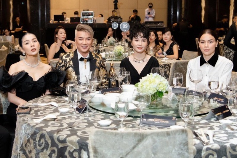 Nguyên nhân khiến tình chị em của Lệ Quyên và Hồ Ngọc Hà rạn nứt - Ảnh 3 Nguyên nhân khiến tình chị em của Lệ Quyên và Hồ Ngọc Hà rạn nứt - Ảnh 3