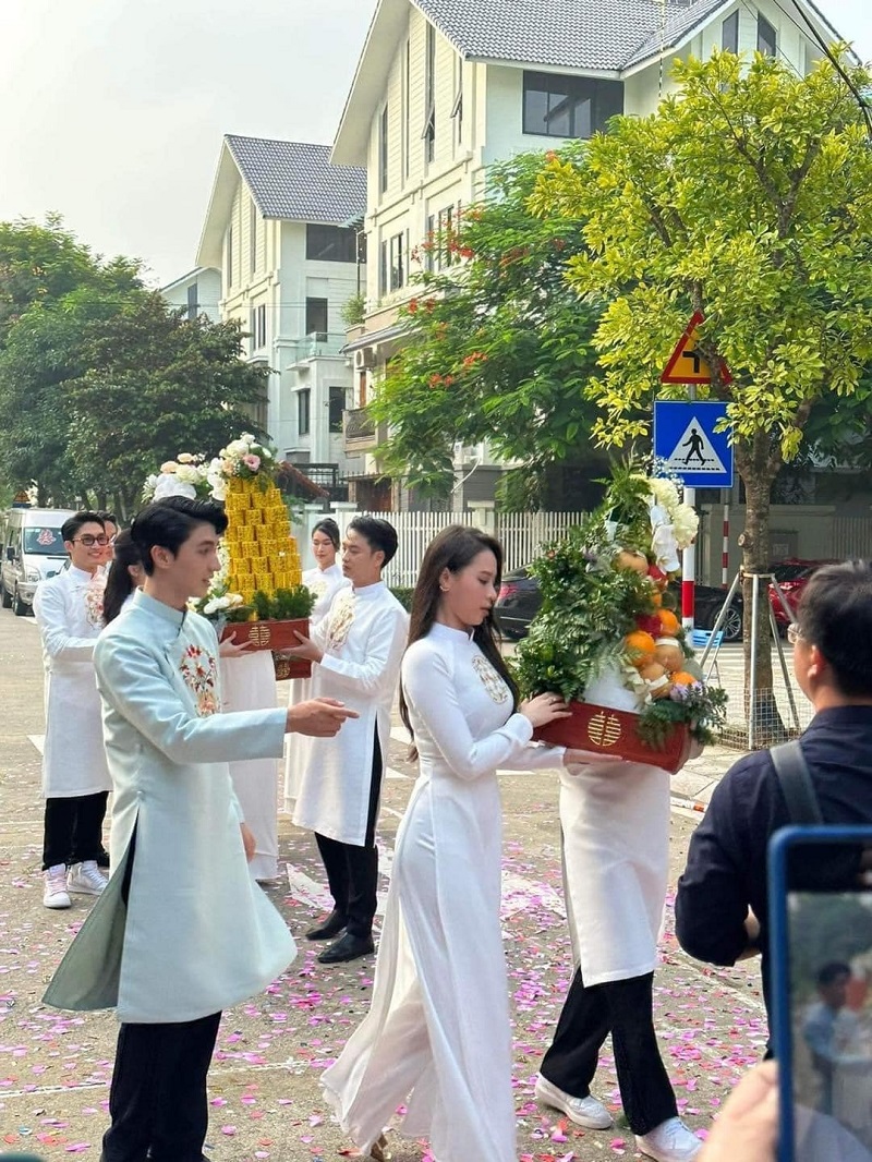 Chú rể Bình An sát sao trong suốt quá trình đội bê tráp thực hiện nghi thức