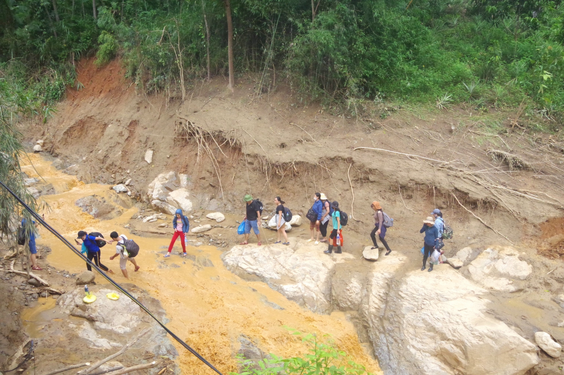 Tuyến đường bị sạt lở nên các giáo viên phải đi bộ. Ảnh NVCC.