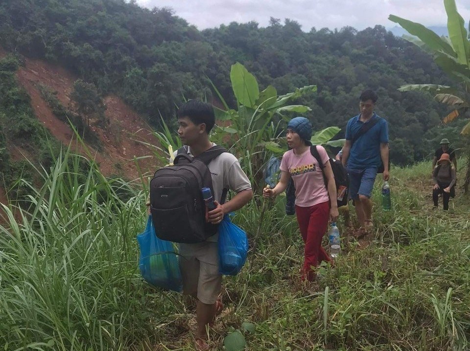 Các giáo viên băng rừng để vào đến điểm trường. Ảnh NVCC.