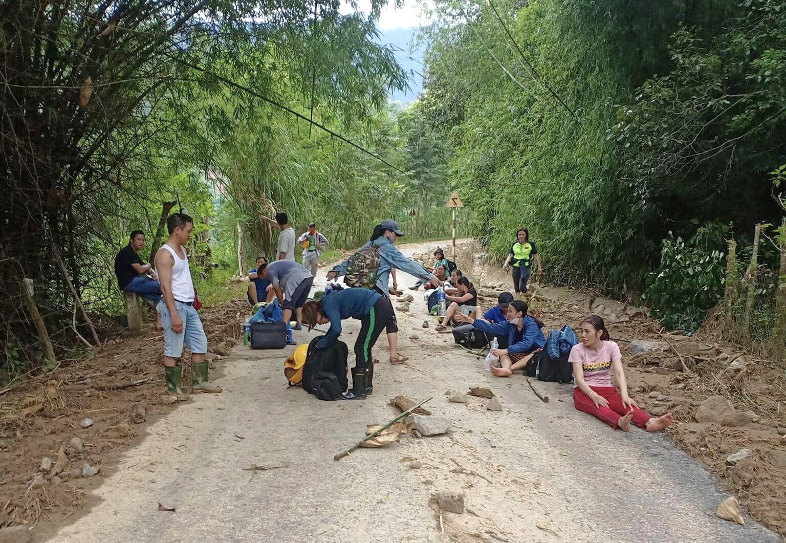 Giây phút nghỉ ngơi của các giáo viên trước khi tiếp tục hành trình. Ảnh NVCC.