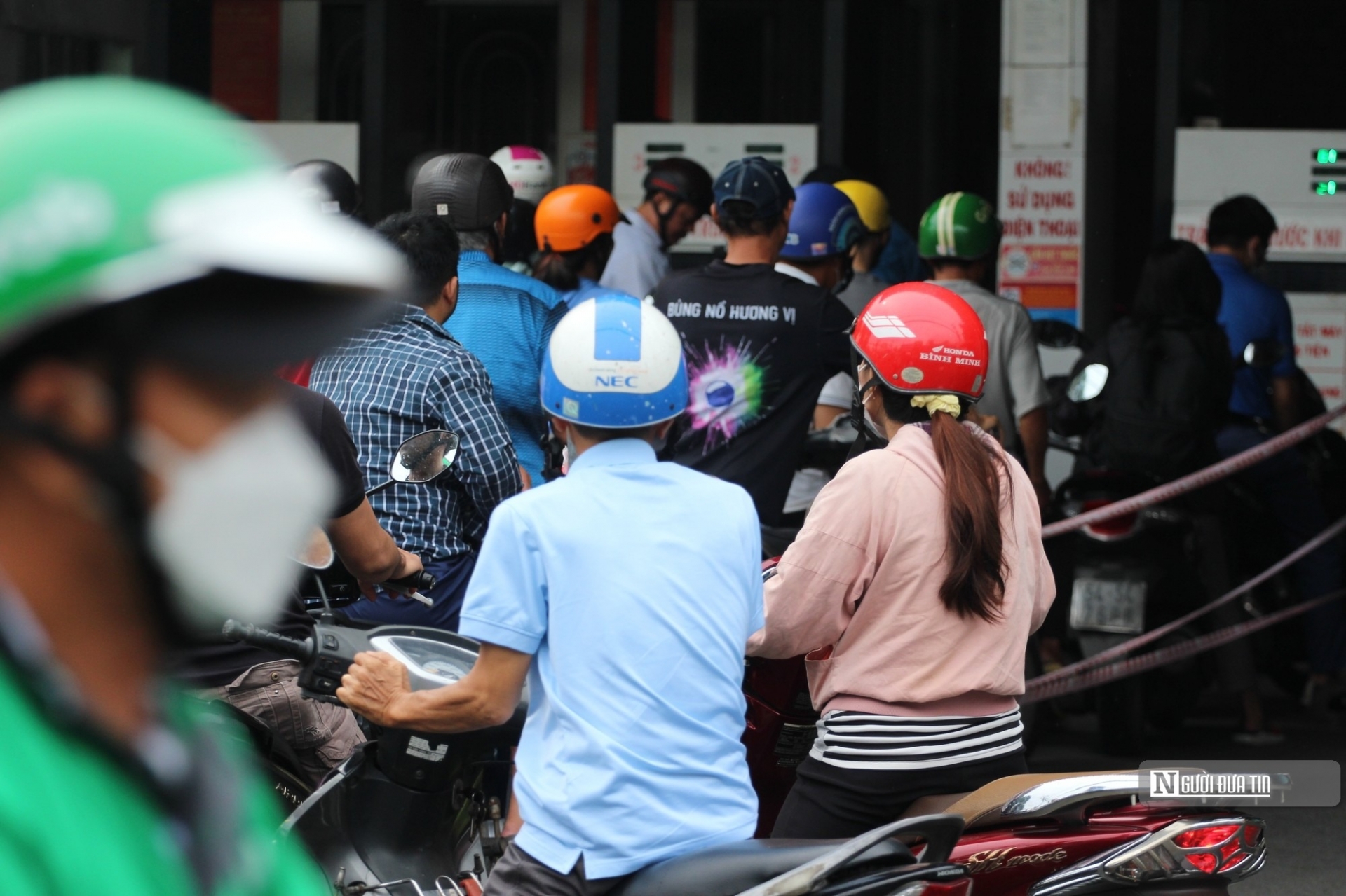 Người dân xếp hàng chờ mua xăng vào sáng 10/10 trên địa bàn quận Gò Vấp, Tp.HCM.