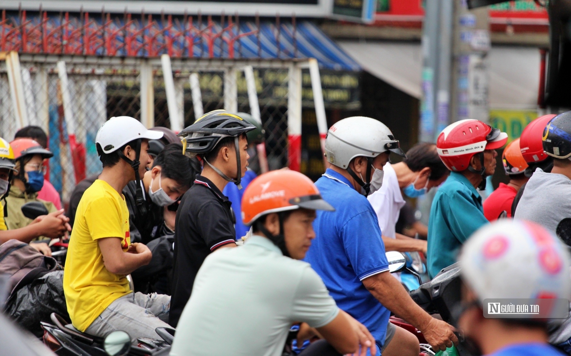 Lượng xe máy tới đổ quá đông, khiến cho cửa hàng không đủ nhân viên để phục vụ.