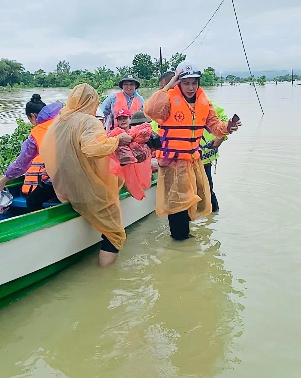 Năm nay Thủy Tiên có nhiều chuyến từ thiện âm thầm, không kèn trống