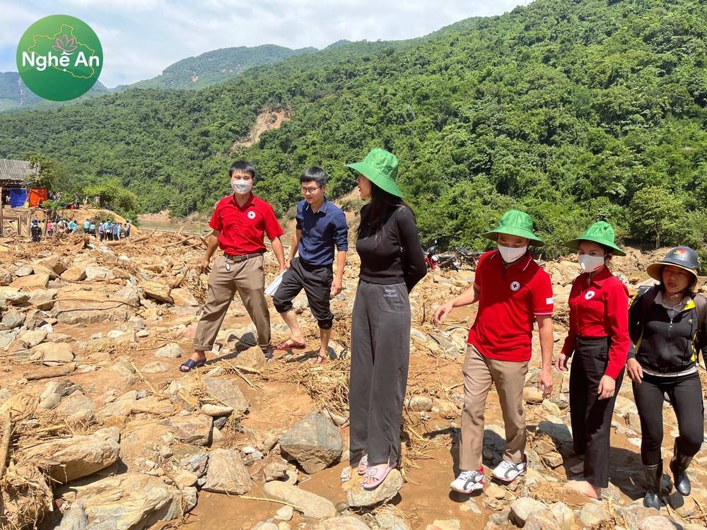 Thủy Tiên tiếp tục nối dài những hành động đẹp tại quê chồng Nghệ An - Ảnh 8