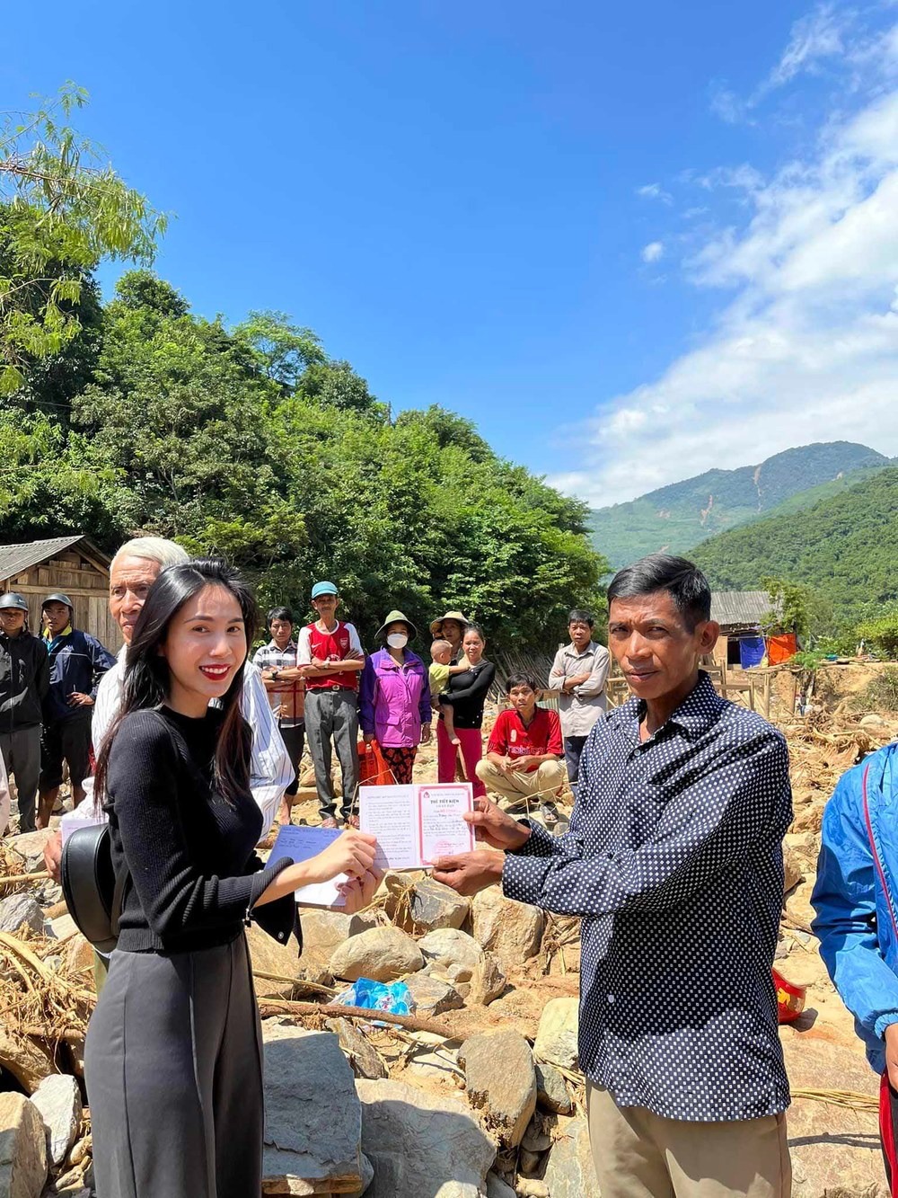 Thủy Tiên tiếp tục nối dài những hành động đẹp tại quê chồng Nghệ An - Ảnh 6