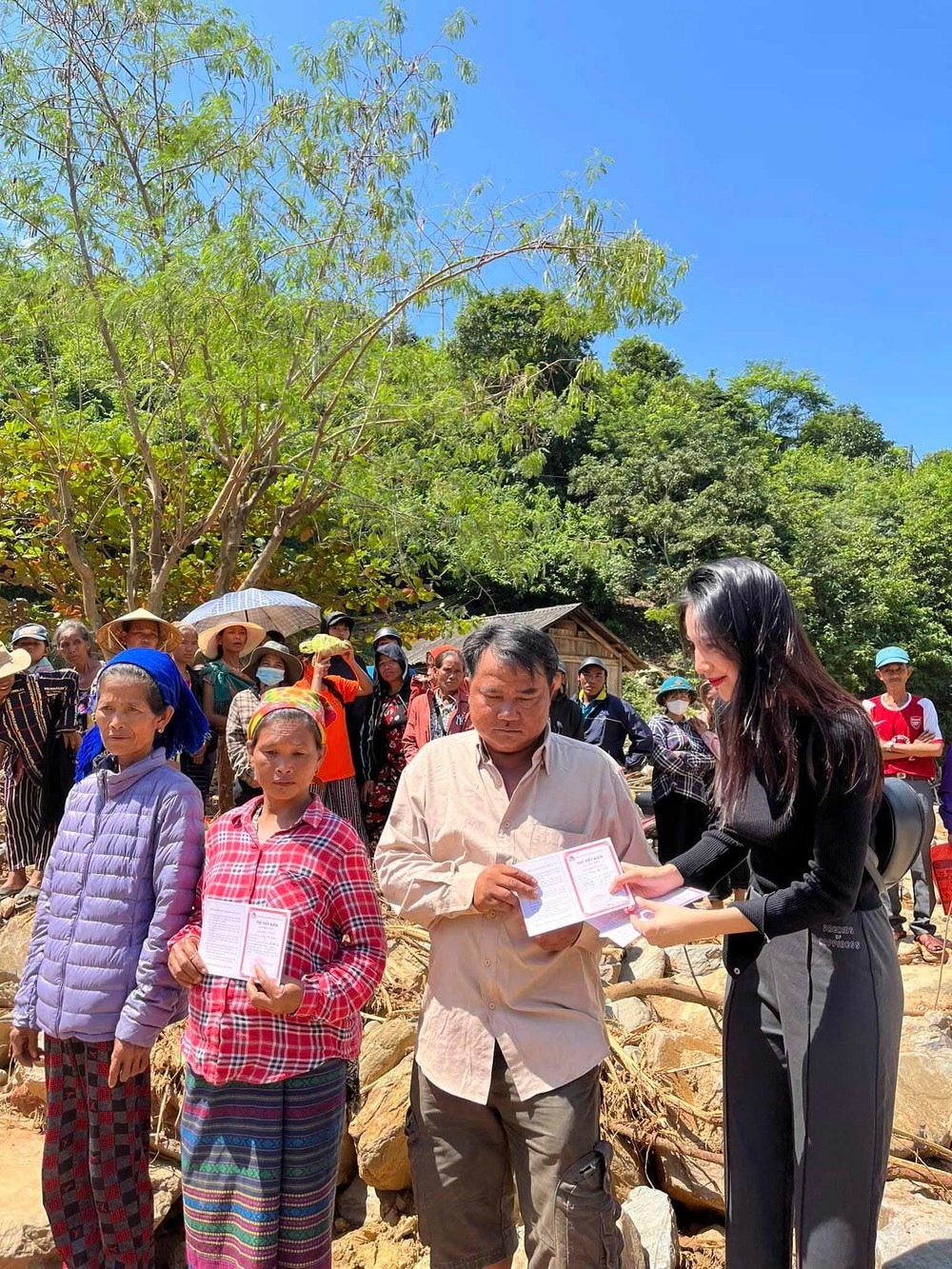 Thủy Tiên tiếp tục nối dài những hành động đẹp tại quê chồng Nghệ An - Ảnh 4