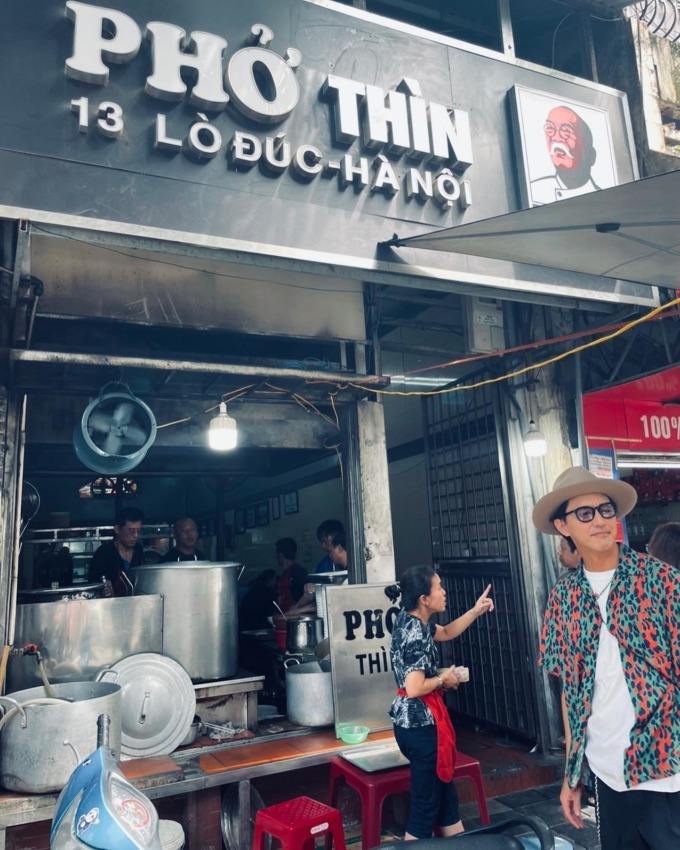 Hết Oruku để đánh, Gao Đỏ và Gao Xanh bị bắt gặp đến Hà Nội ăn phở - Ảnh 1 Hết Oruku để đánh, Gao Đỏ và Gao Xanh bị bắt gặp đến Hà Nội ăn phở - Ảnh 1