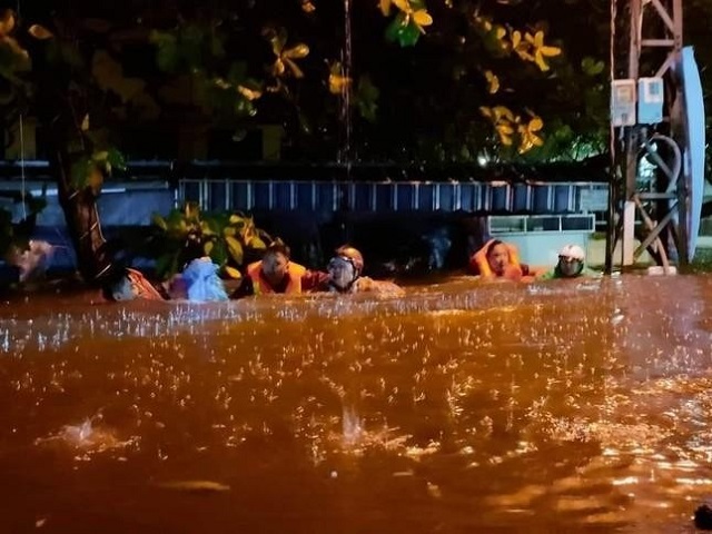 Mưa lớn gây ngập nặng cho các tỉnh Quảng Nam, TP. Đà Nẵng (Ảnh: Tiền Phong) Mưa lớn gây ngập nặng cho các tỉnh Quảng Nam, TP. Đà Nẵng (Ảnh: Tiền Phong)