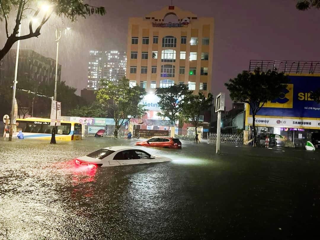 Đà Nẵng mưa lớn, người dân hối hả chạy lỹ xuyên đêm