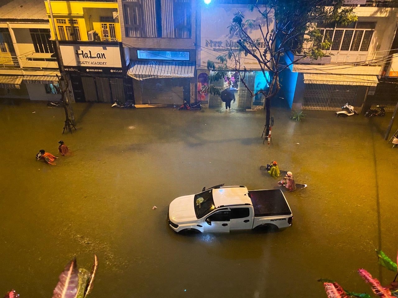 Nhiều ô tô chết máy, ngập trong nước không thể di chuyển