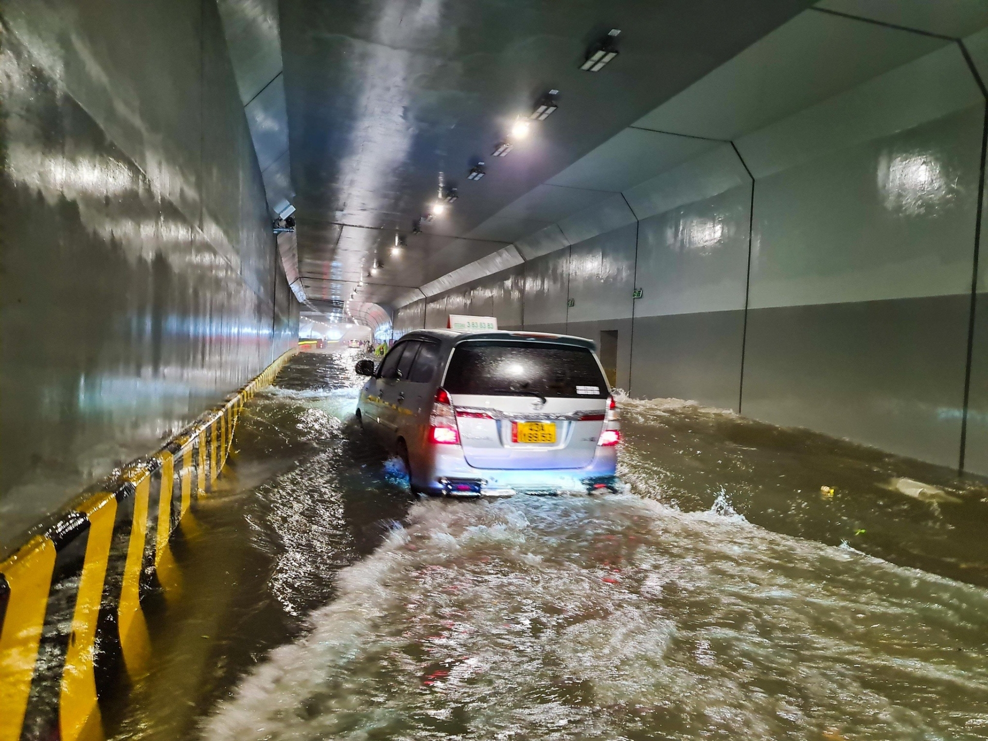 Hầm chui không được cảnh bảo ngập, nhiều xe mắc kẹt bên trong