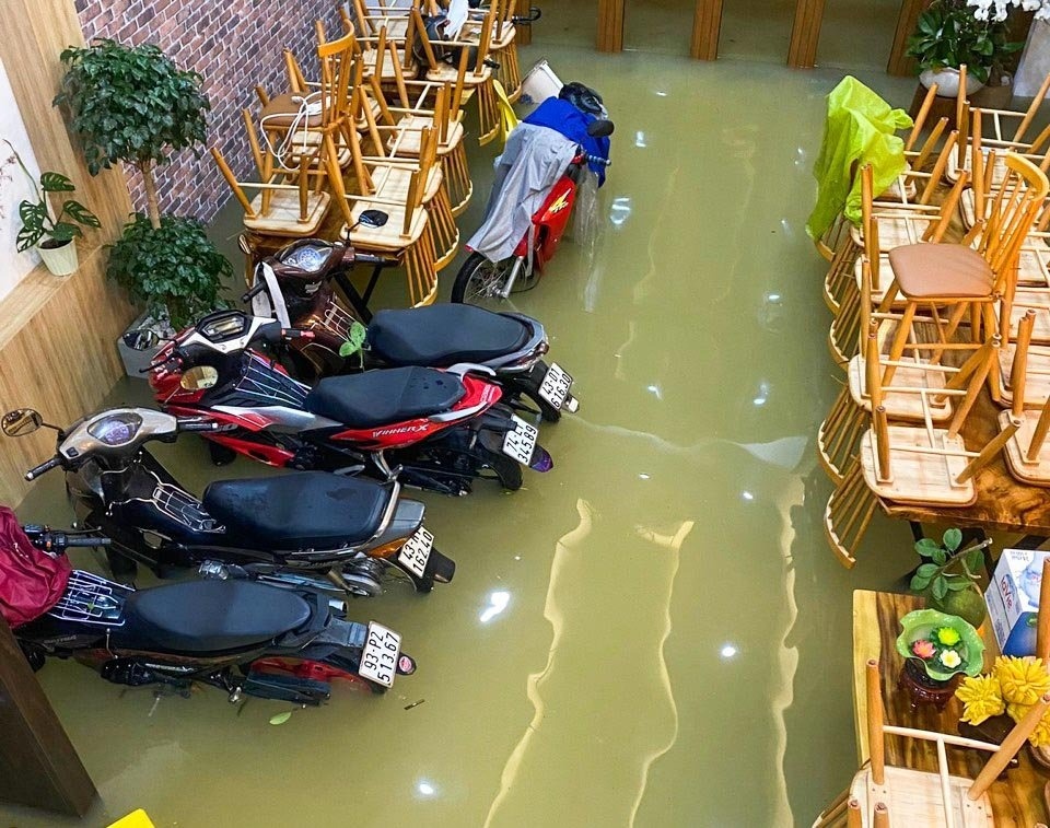 Đà Nẵng mưa lớn, người dân hối hả chạy lũ xuyên đêm - Ảnh 2