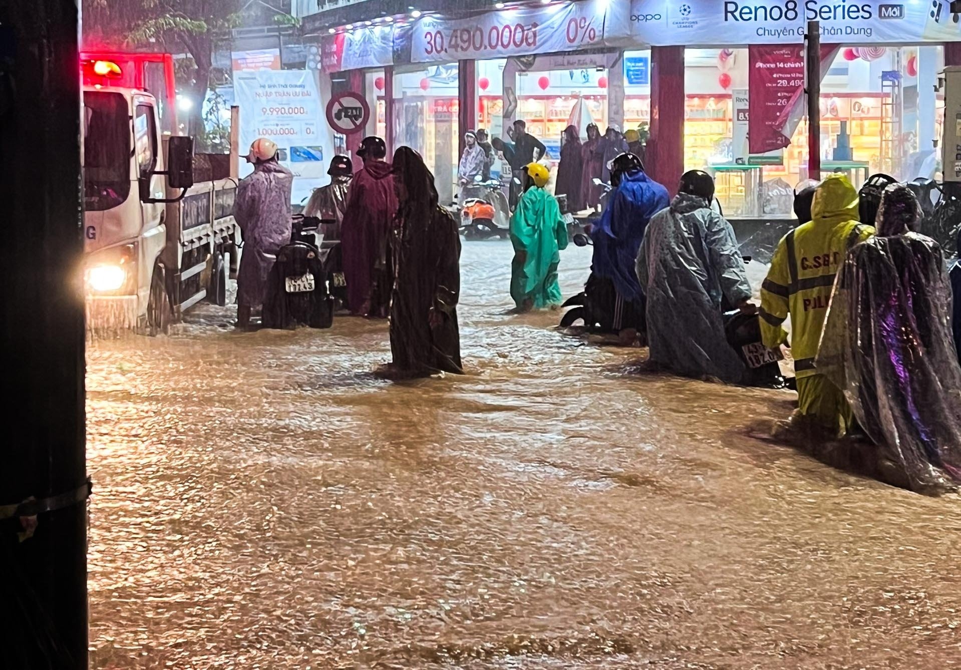 Đà Nẵng mưa lớn, người dân hối hả chạy lũ xuyên đêm - Ảnh 3